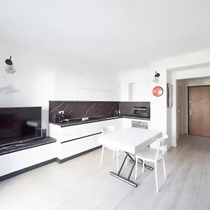 Apartament Hbhall 9, Mediolan