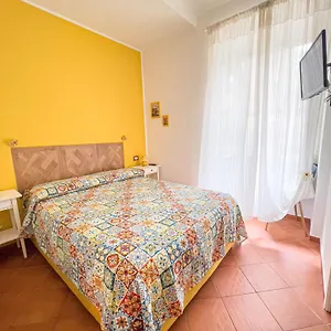 https://giallo-napoli.hotels-amalfi.com